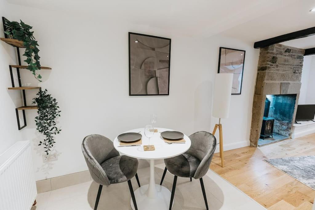 Ford Gate - Modern Luxury Cottage Based In 홀름퍼스 외부 사진